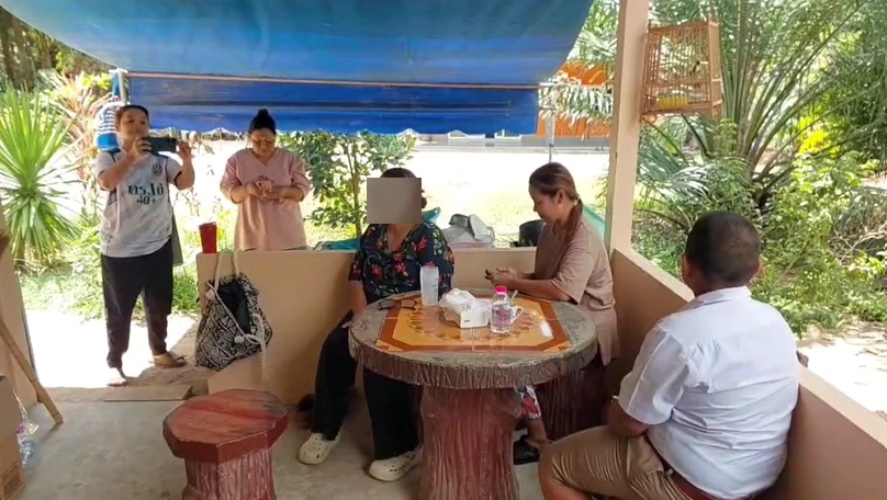 แชร์สนั่น! ครูสาวตบหน้า ขย้ำหัว ป.5 ไม่ยกมือไหว้พระหน้าเสาธง