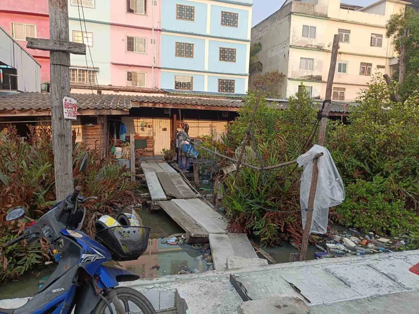 สลด! เมียร่ำไห้โผกอดร่างสามีชาวเมียนมา แขวนคอดับ ทิ้งลูก 3 คน เผยลางบอกเหตุ