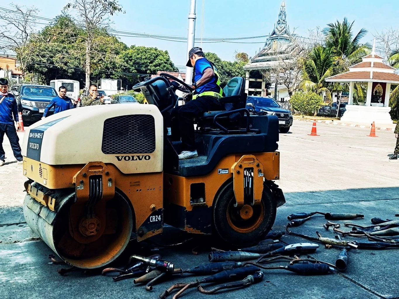 แว้นได้แว้นไป! "ปราบเด็กแว้น" บดทำลายท่อไอเสียแต่งเสียงดัง