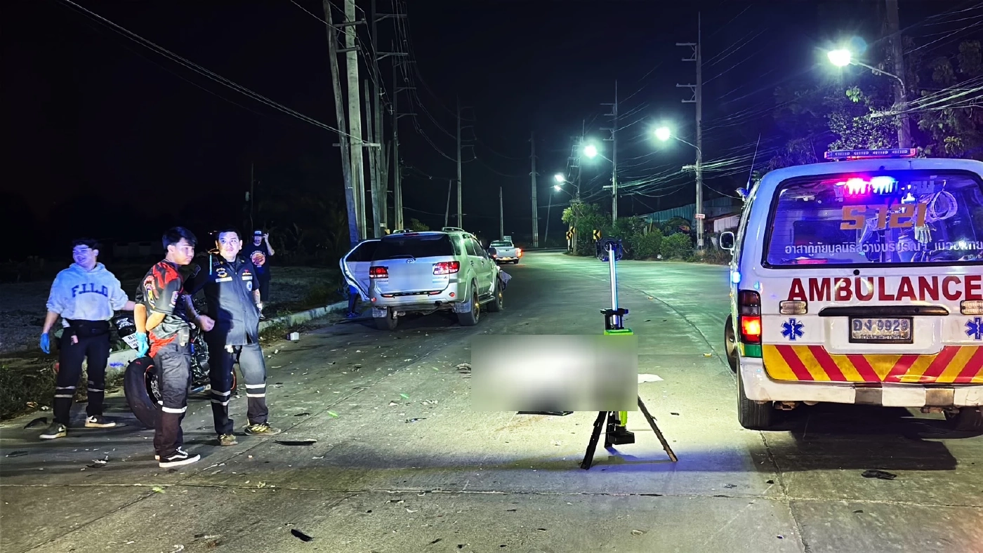 ชาวเยอรมัน ซิ่ง จยย. หลุดโค้งชนประสานงา ฟอร์จูนเนอร์ ดับคาที่