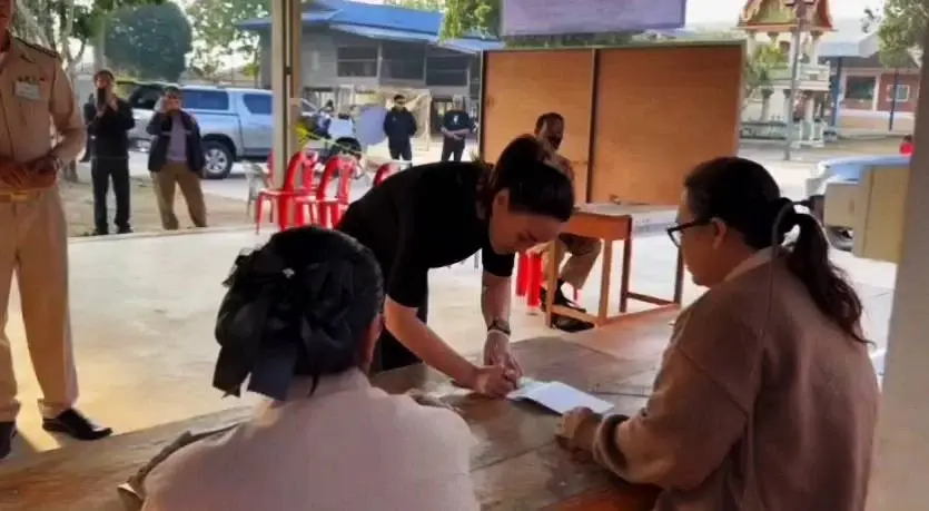 "สจ.จอย" เมีย สจ.โต้ง หย่อนบัตรเลือกตั้ง "นายก อบจ.ปราจีนฯ" คนแรก (มีคลิป)