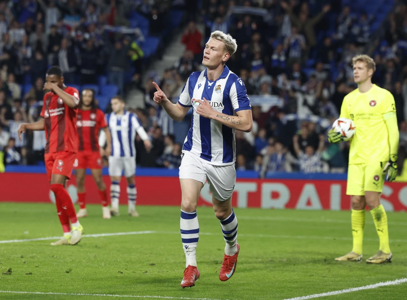 สรุป ยูโรปาลีก เพลย์ออฟ "โรม่า" เฉือน "ปอร์โต้" และเส้นทางรอบ 16 ทีม