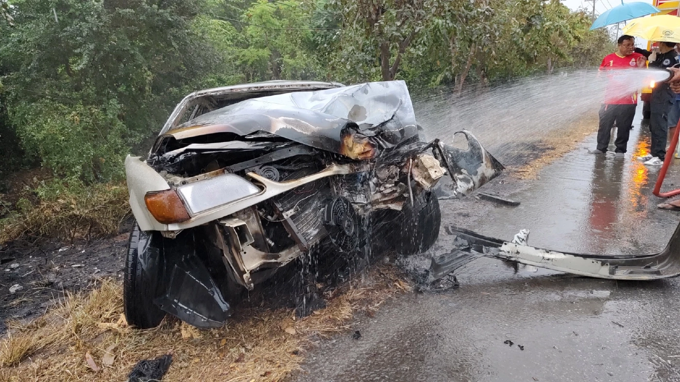 สลด! เก๋งพุ่งชนต้นไม้ข้างทาง ไฟไหม้ท่วมคลอกคนขับ พบบัตร ขรก.ในรถ เผยปมเหตุ