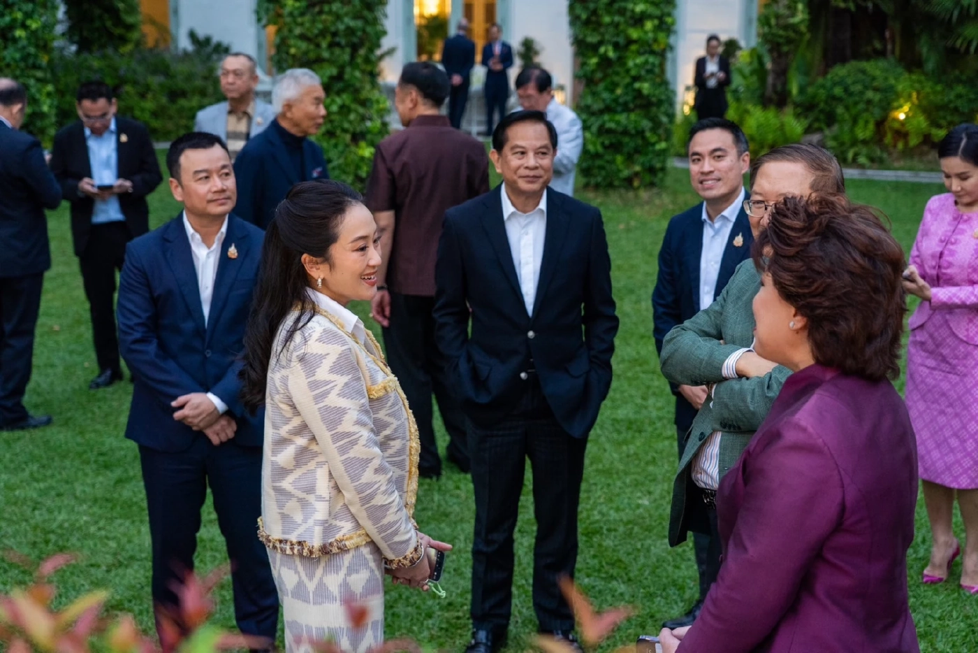 "ดินเนอร์พรรคร่วม" โรงแรมหรู ริมน้ำเจ้าพระยา สุดชื่นมื่น ( คลิป )   