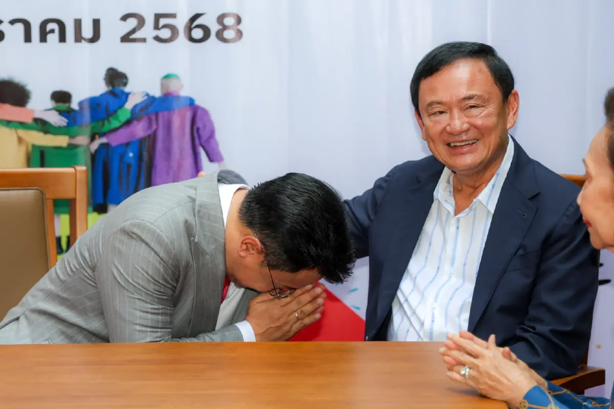 “ทักษิณ” ปัดยังไม่มีปรับ ครม. หลังลือ “พีระพันธุ์” หลุดเก้าอี้