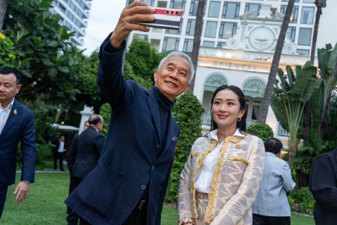 "ดินเนอร์พรรคร่วม" โรงแรมหรู ริมน้ำเจ้าพระยา สุดชื่นมื่น ( คลิป )   