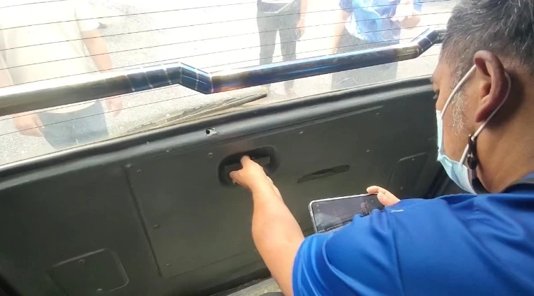 คลิปนาที นักเรียน ป.1 ตกจากรถตู้กลางแยกบาดเจ็บ คนขับเผยสาเหตุ อัปเดตอาการ