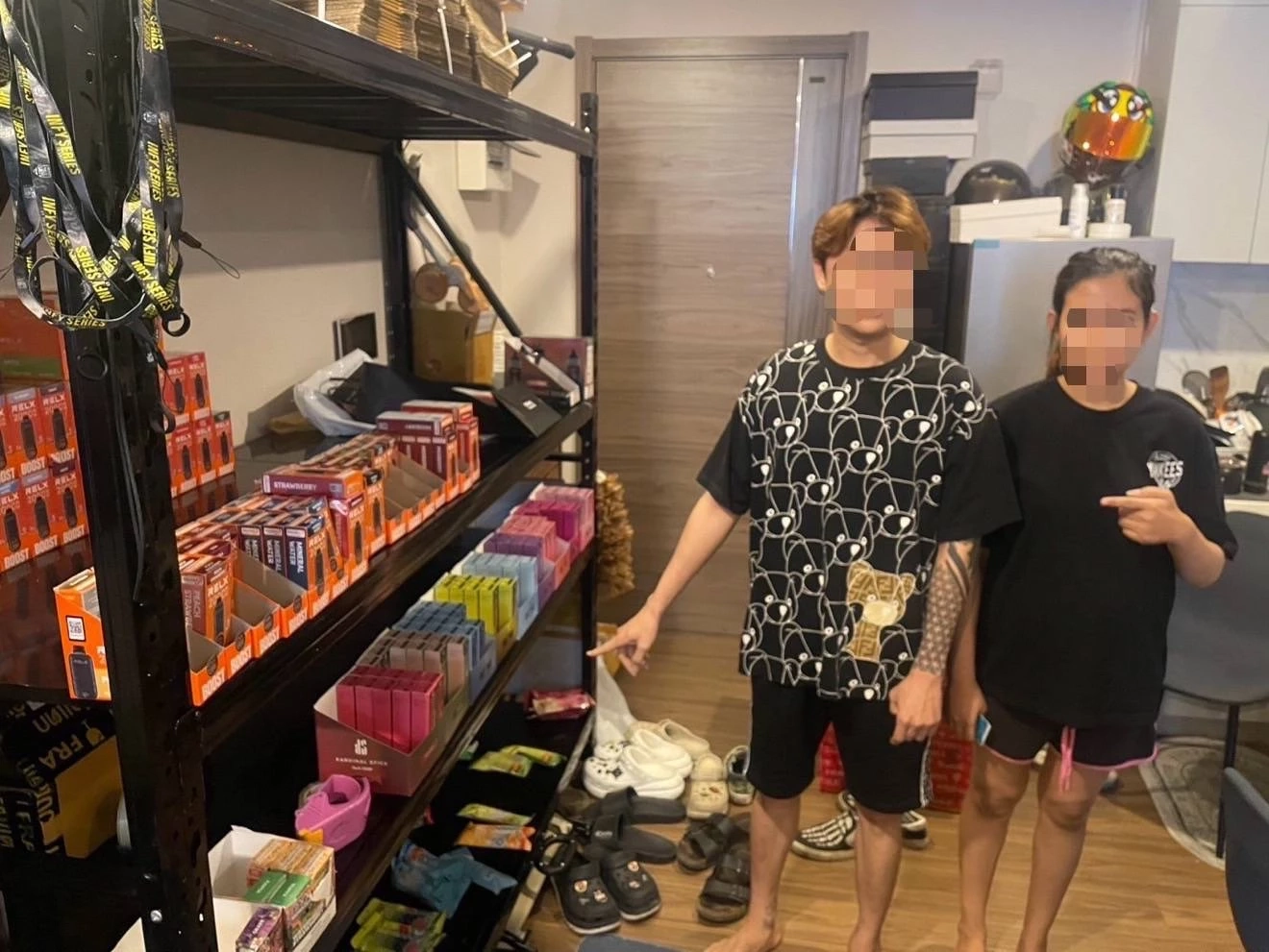 รวบหนุ่มบาร์โฮสคนดัง พร้อมสาวคนสนิท ลอบขายบุหรี่ไฟฟ้าให้ลูกค้า