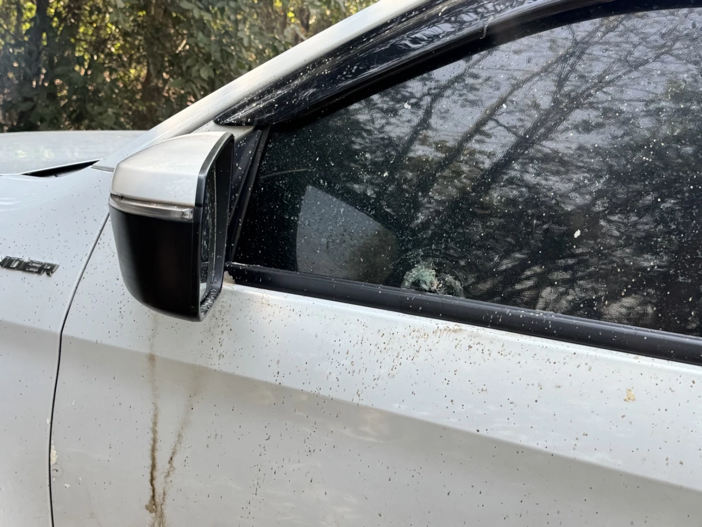 พบกระสุนตกอยู่ในรถตรงประตูด้านซ้าย