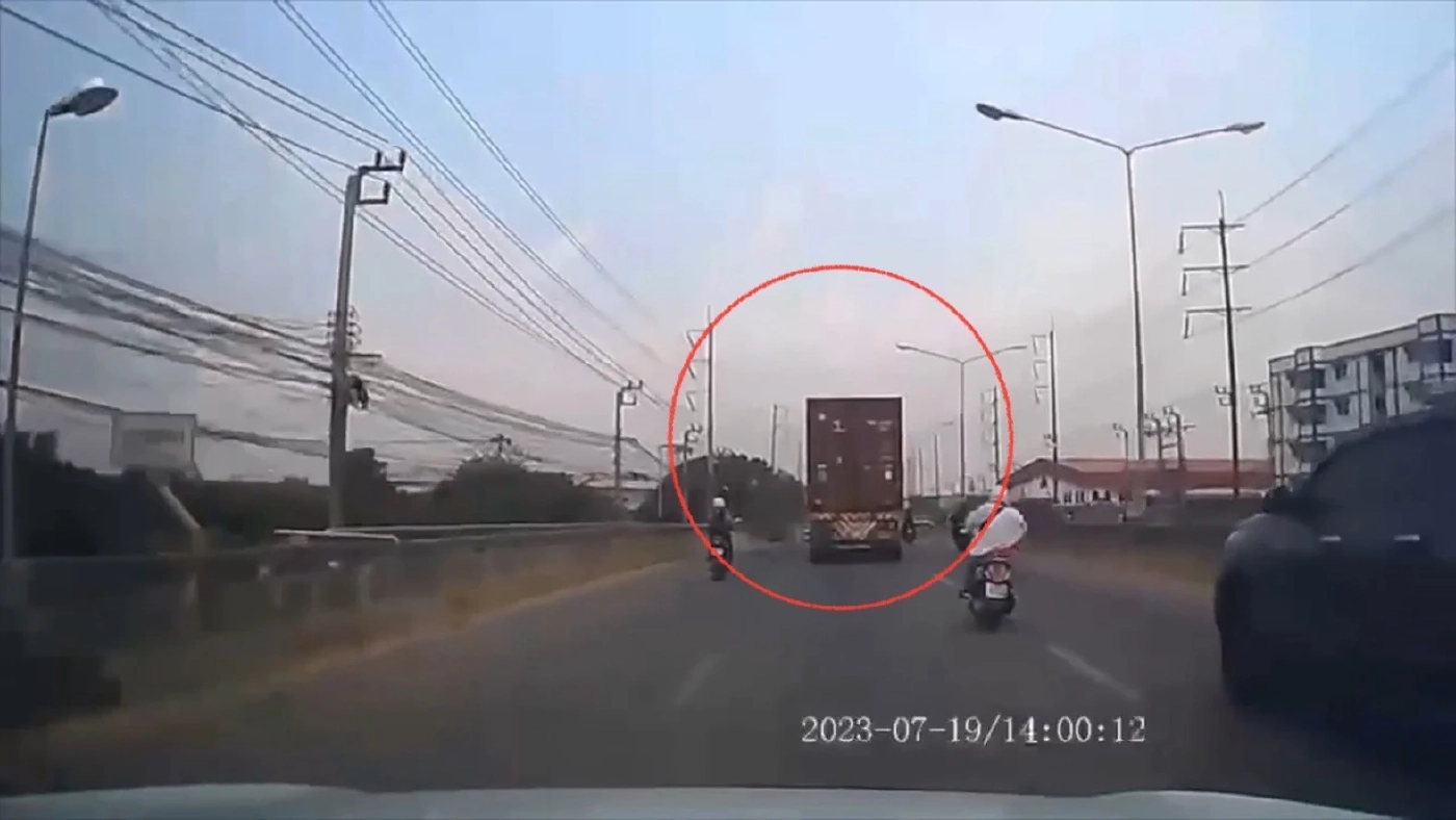 ไม่ทันถึงรพ.! อุบัติเหตุสลด รถพ่วงชนรถจยย.คนพิการ ภรรยาดูร่างถึงเข่าทรุด