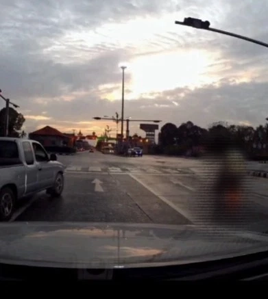 คลิปนาที นักเรียน ป.1 ตกจากรถตู้กลางแยกบาดเจ็บ คนขับเผยสาเหตุ อัปเดตอาการ