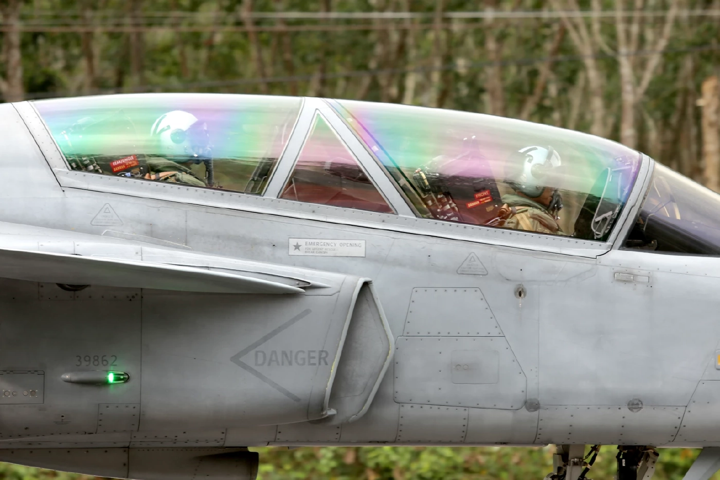 “กริพเพน ทดสอบขึ้น-ลง ด้วยถนนจบสวยงาม ปชช.ตื่นเต้นแห่ชมคับคั่ง