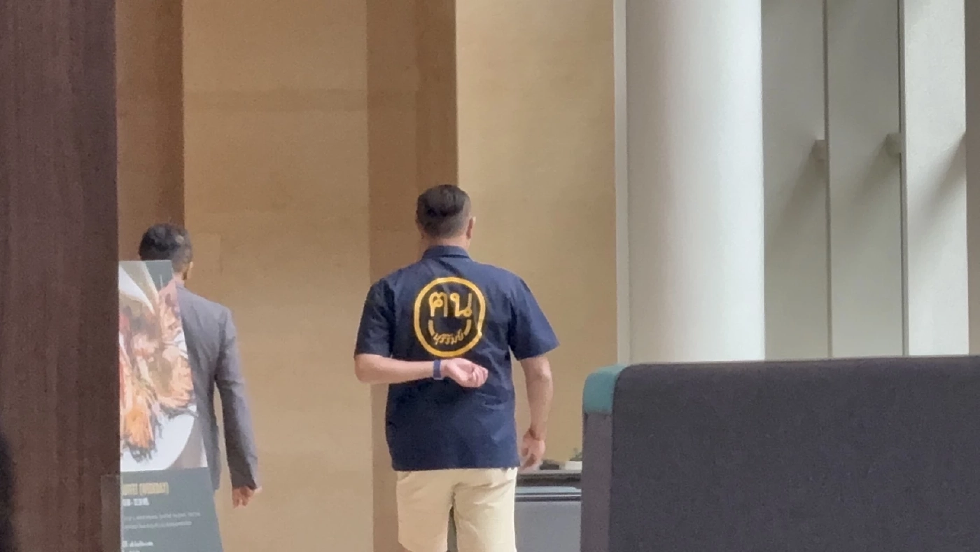 "เนวิน"ปรากฏตัวที่ รร.พูลแมน คิงพาวเวอร์ จับตาพบ "ทักษิณ" หรือไม่