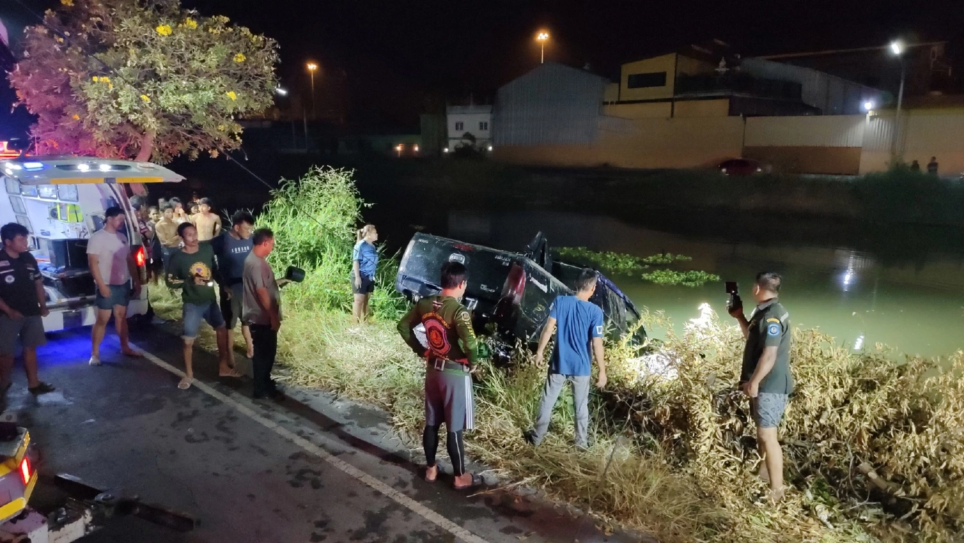 ปลัดหญิงช็อก! ร่ำไห้โผกอดร่างสัสดีลูกชายจนเป็นลม หลังขับปิกอัพพุ่งตกคลอง