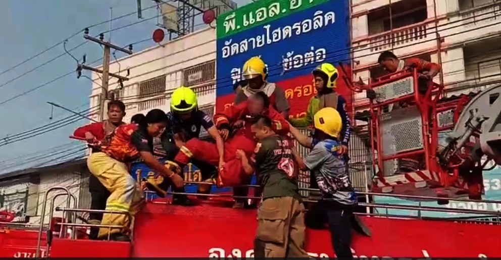 สยองแต่เช้า! เหตุเพลิงไหม้อาคาร ดับ 2 จนท.ถูกไฟดูด 1 ราย