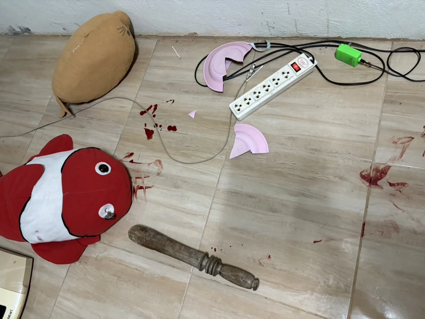 พ่อวัยหนุ่มหลอนยา คว้าสากตีหัวลูกชาย วัย 6 ขวบ สาหัส