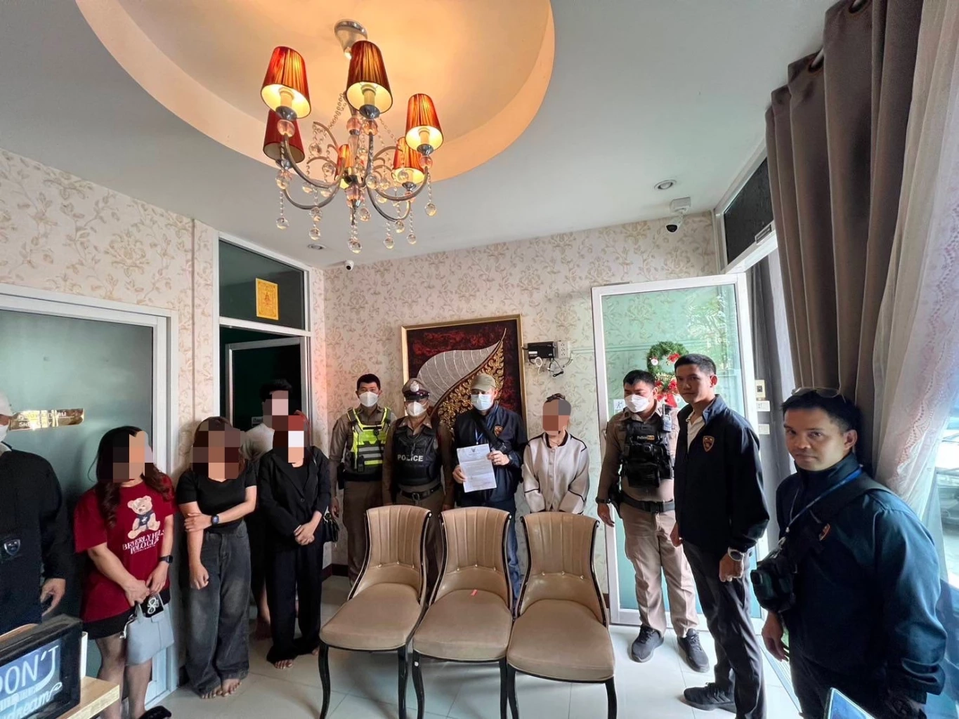 สืบ ตม.3 บุกร้านนวดลับ จับ "สาวเมียนมา" ค้ากาม ซ้ำเปิดกลุ่มลับลงภาพอนาจาร