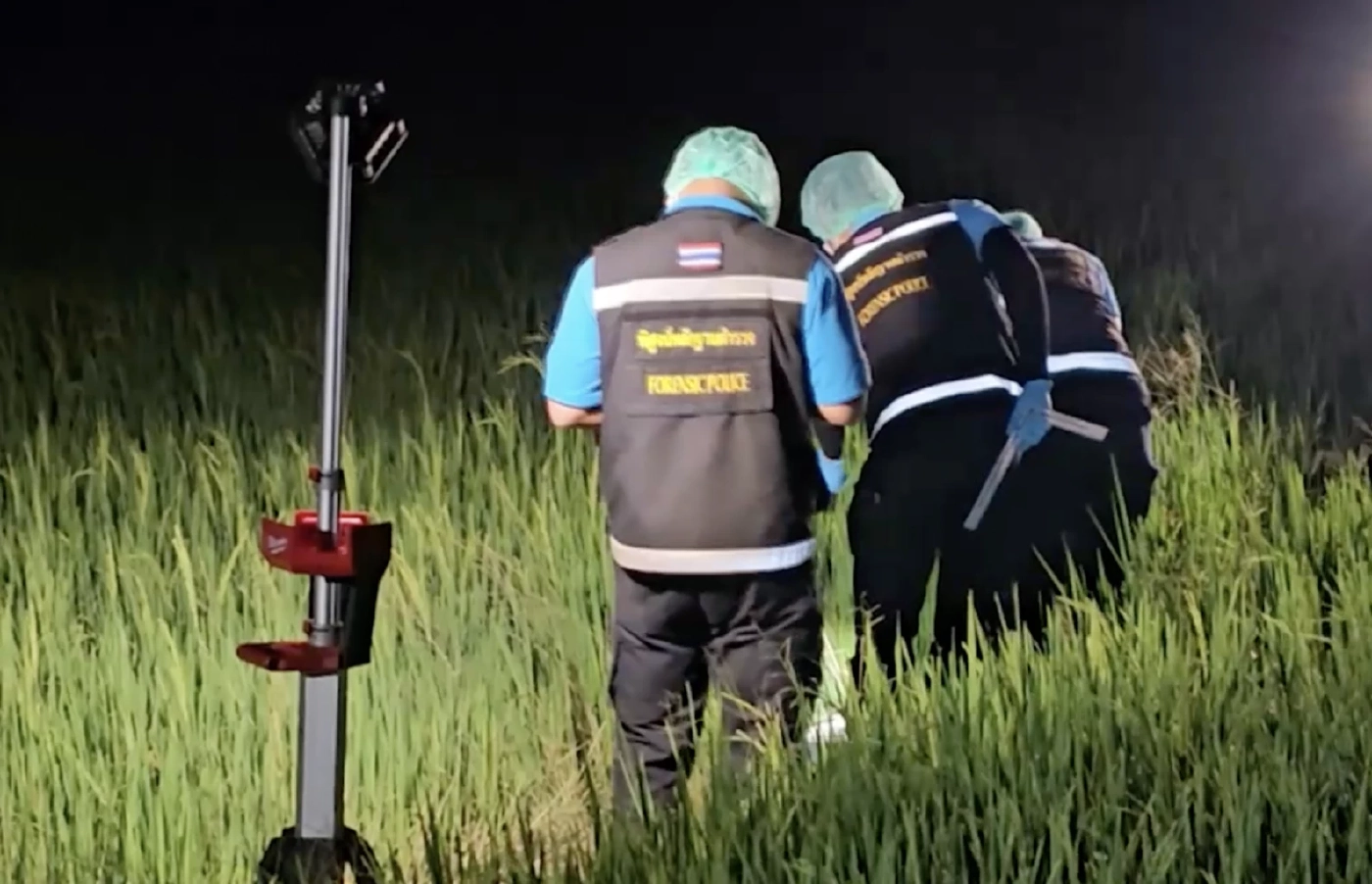 ผงะ! พบสาวใหญ่ถูกรัดคอด้วยเข็มขัดสีน้ำตาล ทิ้งร่างหมกนาข้าว