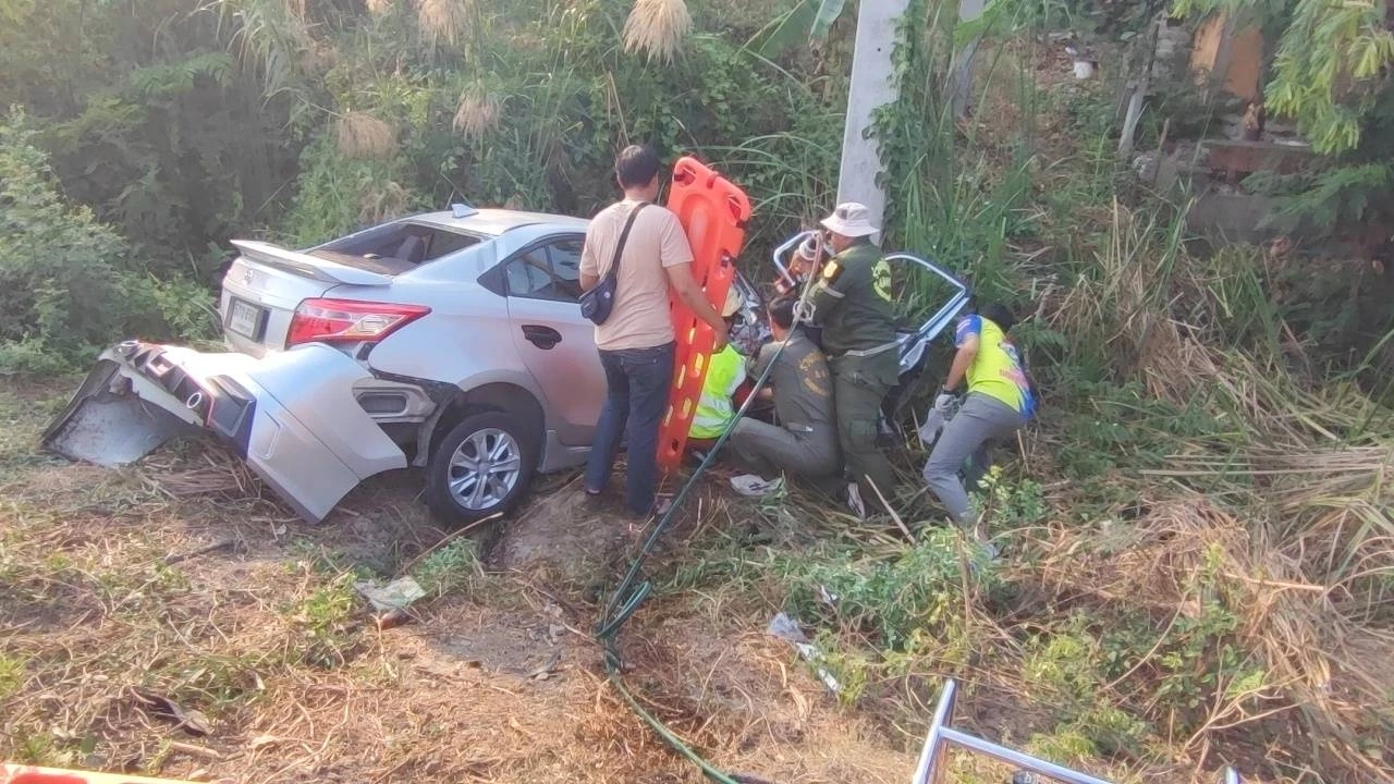 อุบัติเหตุรถตู้ทัวร์บุญ ถูกเก๋งพุ่งข้ามเลนชนพังยับ เจ็บคาซาก 14 คน
