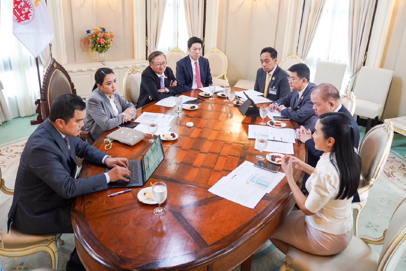 นายกฯ เรียก สองรมต. นฤมล ภิญโญสินวัฒน์  รมว.เกษตรฯ และพิชัย นริพทะพันธุ์ รมว.พาณิชย์ หารือแก้ปัญหาสินค้าเกษตรตกต่ำ