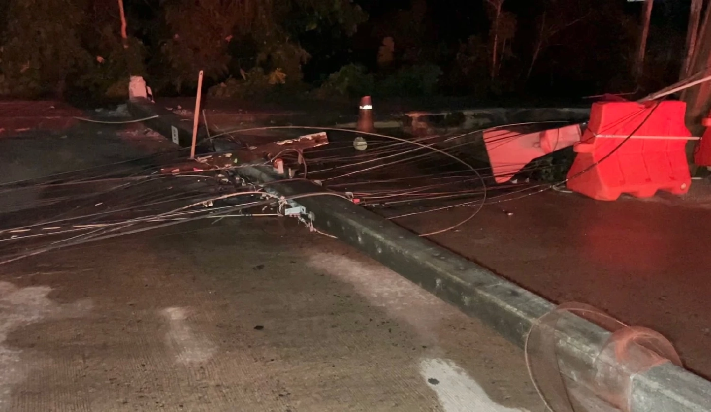 อ่วม! กระบะพุ่งชนเสาไฟฟ้าหัก - ล้ม 4 ต้น ทำไฟดับสนิทหลาย กม.