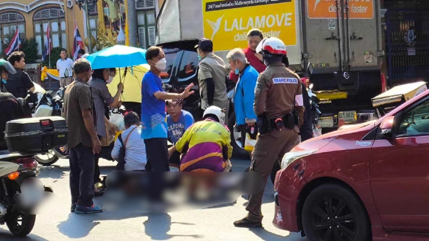 อุบัติเหตุหน้า รร.สวนกุหลาบ เก๋งฝ่าไฟแดง ชน นร.เจ็บ อัปเดตอาการ