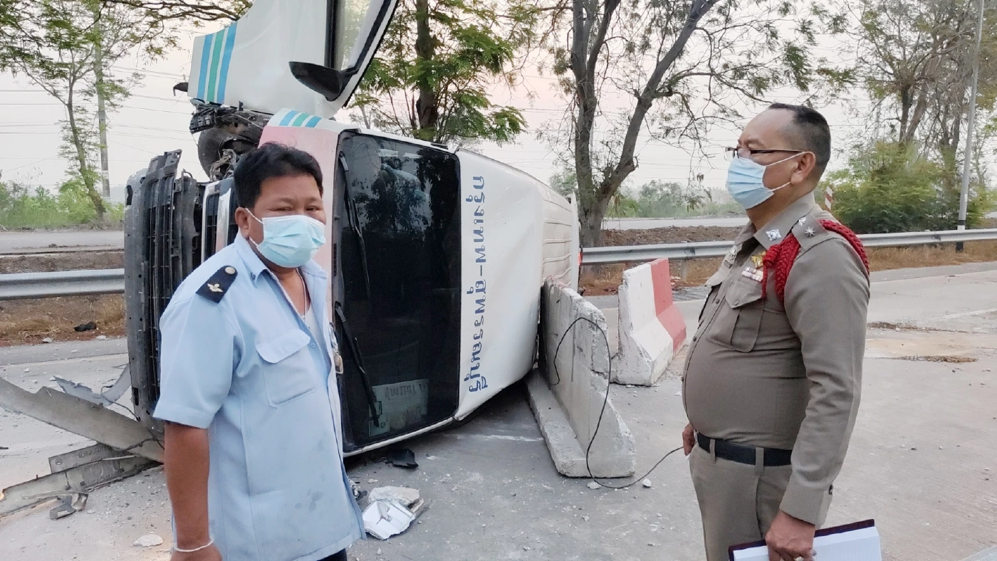 ระทึก! รถพุ่งชนแท่งแบริเออร์ 4 คันรวด รถตู้คว่ำเจ็บยกคัน คนขับเผยสาเหตุ