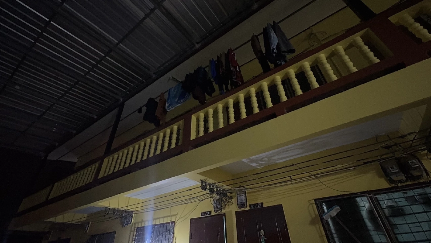 กัมพูชา ยกพวกรุมแทงเพื่อนร่วมชาติ ก่อนพลัดตกจากชั้น 2 อาการสาหัส