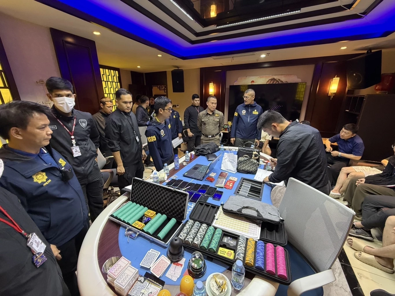 ทลายบ่อนจีนเทากลางกรุง เปิดร้านอาหารบังหน้า เงินสะพัดหลายล้าน