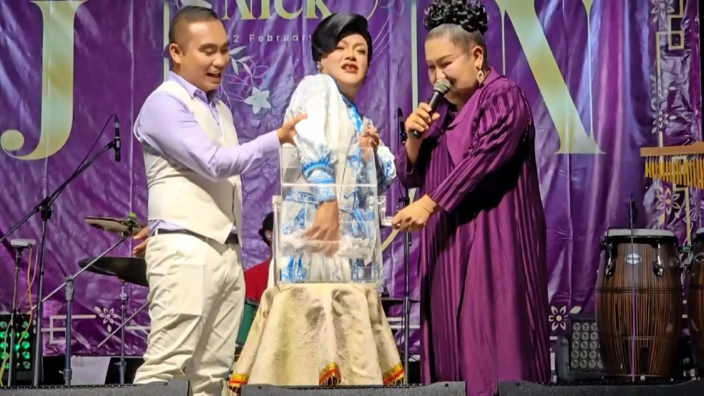 สีสัน LGBTQ! "ร่างเจ้าแม่ขาวทอง" อินฟลูเอนเซอร์ดังอุทัย สละโสด