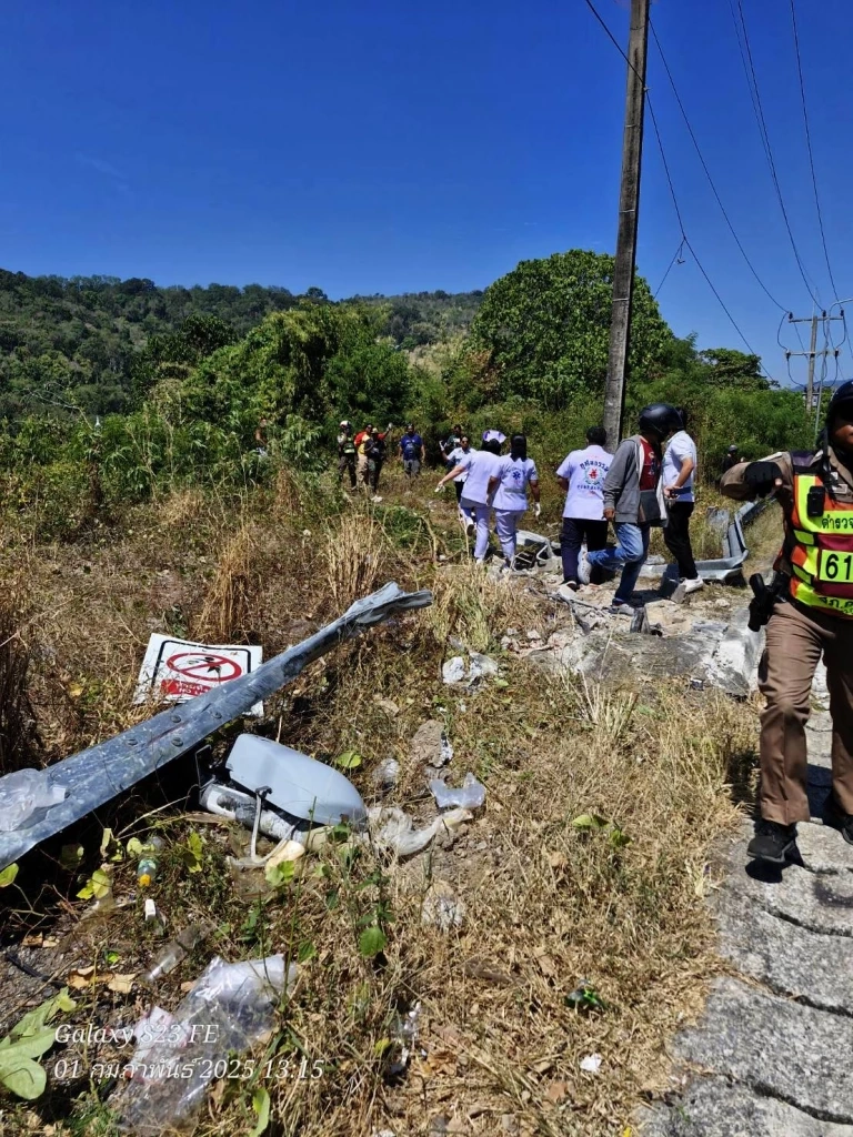 หวิดดับยกคัน! รถบัสนักท่องเที่ยวต่างชาติ เบรกแตก พุ่งตกเหว ลึก 15 เมตร