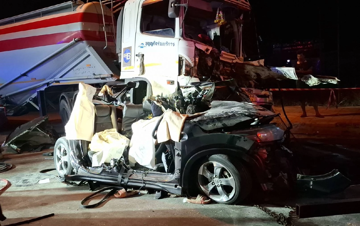 อุบัติเหตุสลด! รถพ่วงชนอัดก็อบปี้รถเก๋งตำรวจพังยับ ดับ 2 เจ็บ 3