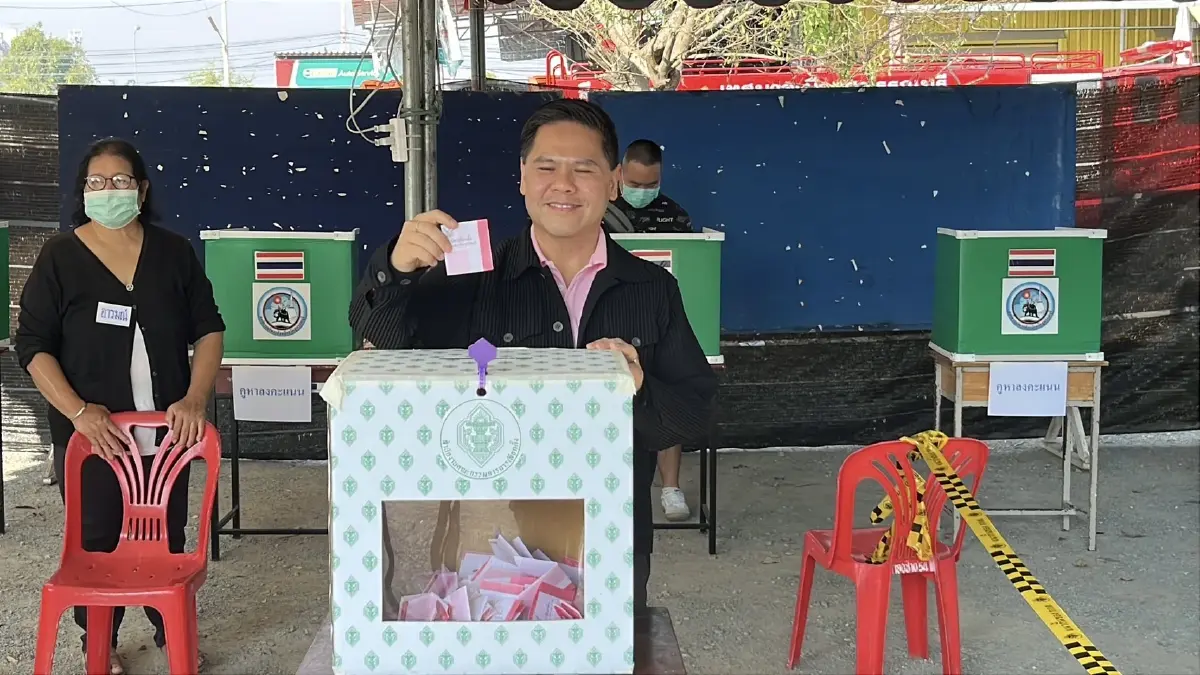 "บิ๊กท็อป-วราวุธ" หย่อนบัตร เลือกตั้ง นายก อบจ.สุพรรณบุรี (มีคลิป)