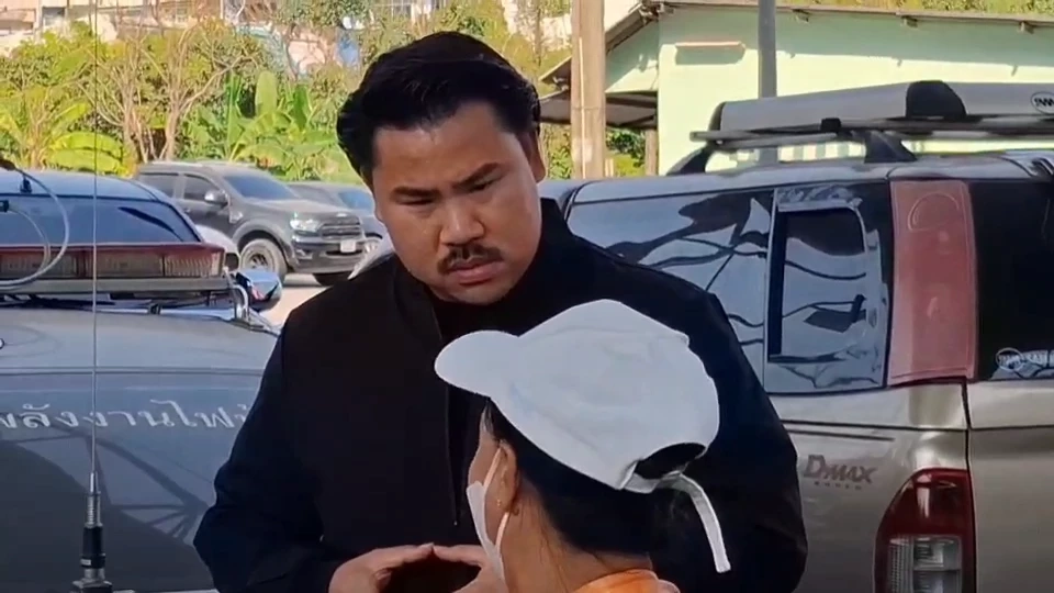 แม่ "เม้ง โอริโอ้" ก้มกราบ "กัน จอมพลัง" ขอโทษแทนลูก ไม่ได้ร่ำรวยตามที่ลูกอวด