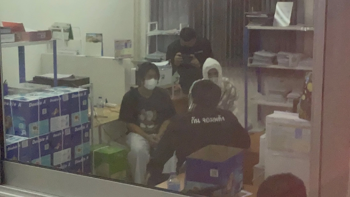 "พรีม-โอชิ" ตร.คุมเข้มหวั่นคิดสั้นในห้องขัง พ่อแม่เยี่ยมน้ำตาแตกขอโทษ