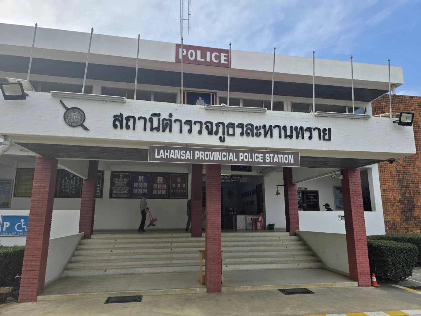 รวมเหตุเพื่อนรุม “ม.1” ในห้องน้ำ 2 ฝ่ายเล่าไม่ตรงกัน อึ้ง! ตร. ค้นเจอพอต