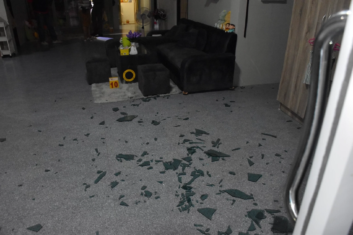 อดีตสามี รัวยิงหมดแม็ก หวังฆ่ายกครัวเมียเก่า ลูกชายช่วยให้รอด