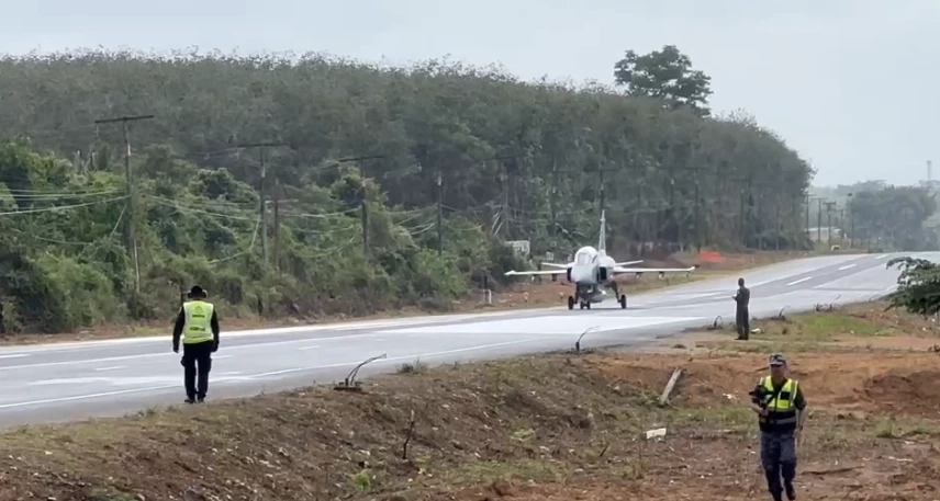 “กริพเพน ทดสอบขึ้น-ลง ด้วยถนนจบสวยงาม ปชช.ตื่นเต้นแห่ชมคับคั่ง