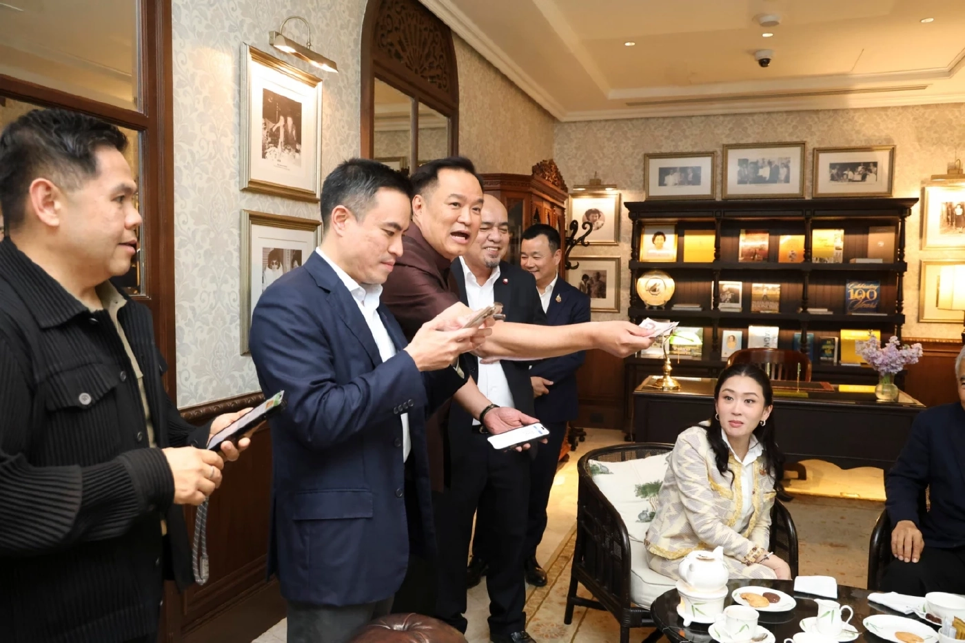 บรรยากาศ ดินเนอร์พรรคร่วมรัฐบาล ที่เชิญเฉพาะหัวหน้าและเลขาธิการพรรคเข้าร่วม 