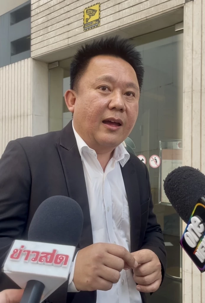 รองศาสตราจารย์นายแพทย์วีระศักดิ์ จรัสชัยศรี หรือ “หมอหมู” 