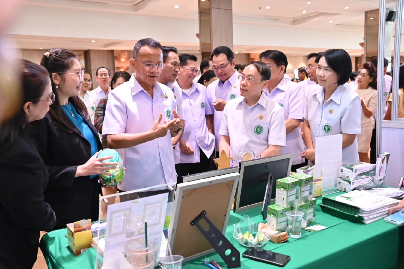 "สมศักดิ์" หนุนแพทย์ใช้สมุนไพร ลดนำเข้ายาต่างประเทศ