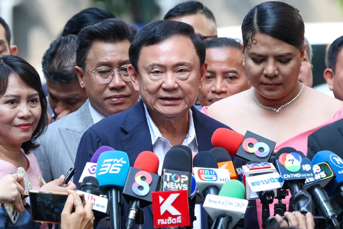 “ทักษิณ” ปัดยังไม่มีปรับ ครม. หลังลือ “พีระพันธุ์” หลุดเก้าอี้