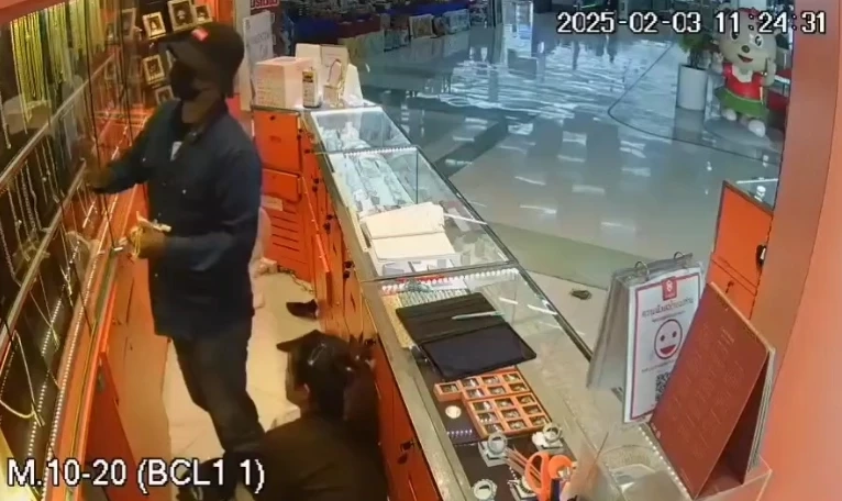 ด่วน! รวบตัวได้ในกทม. โจรชิงทองห้างดัง กวาด 113 บาท ยึดทองคืนมาได้บางส่วน