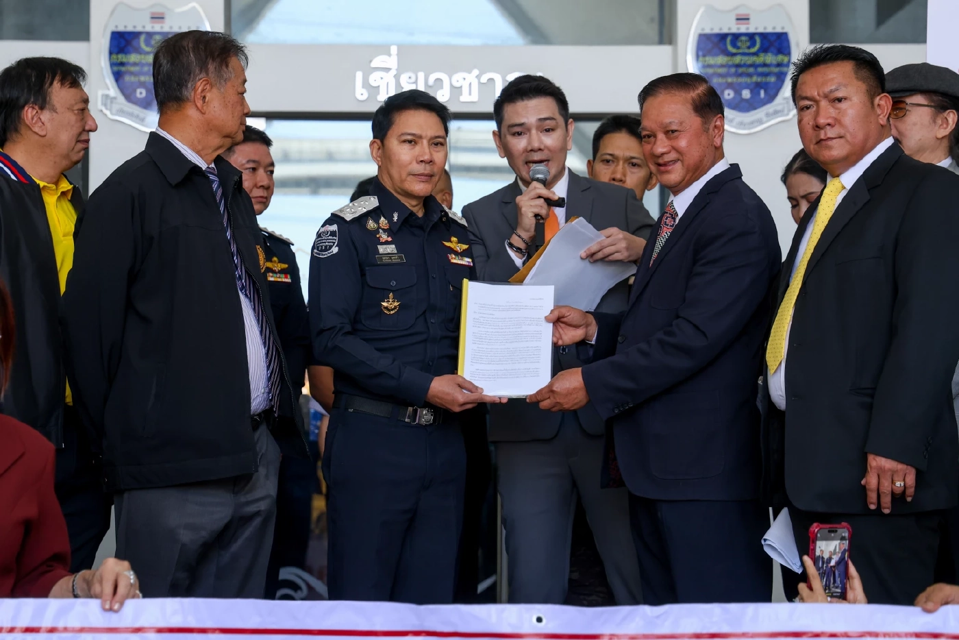 ผู้สมัคร สว. เข้ายื่นหนังสื่อต่อ DSI ขอให้รับเป็นคดีพิเศษ -แฟ้มภาพ เมื่อวันที่ 10 ก.พ.2568-