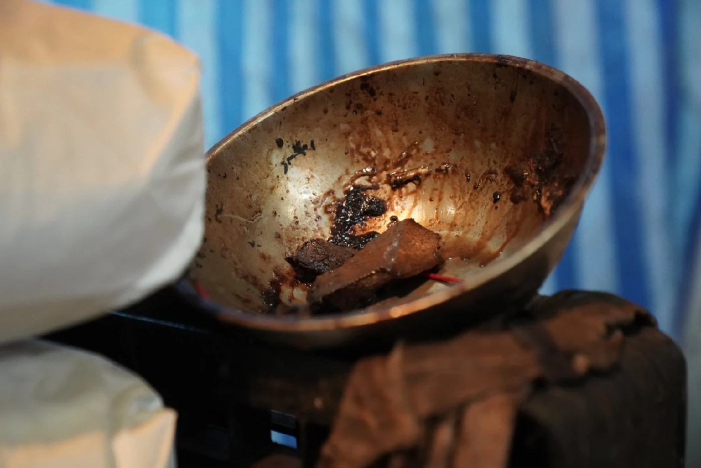 อึ้ง! สภาพอย่างซ๊ก ตำรวจ ปอศ.บุกทลาย โรงงาน “ผงชูรส – กาแฟ” ปลอมยี่ห้อดัง