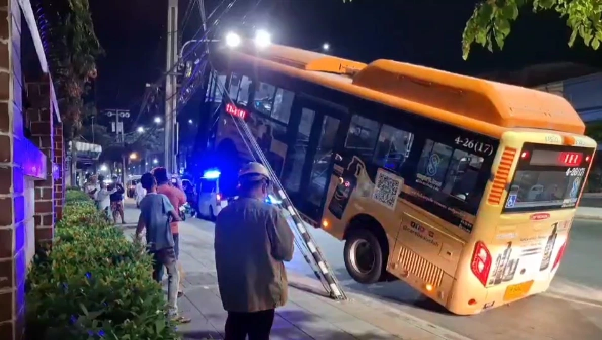 โชเฟอร์สาว เล่านาที รถเมล์ ปอ. 167 ยกล้อปีนสลิงสายกาวยึดเสาไฟฟ้า