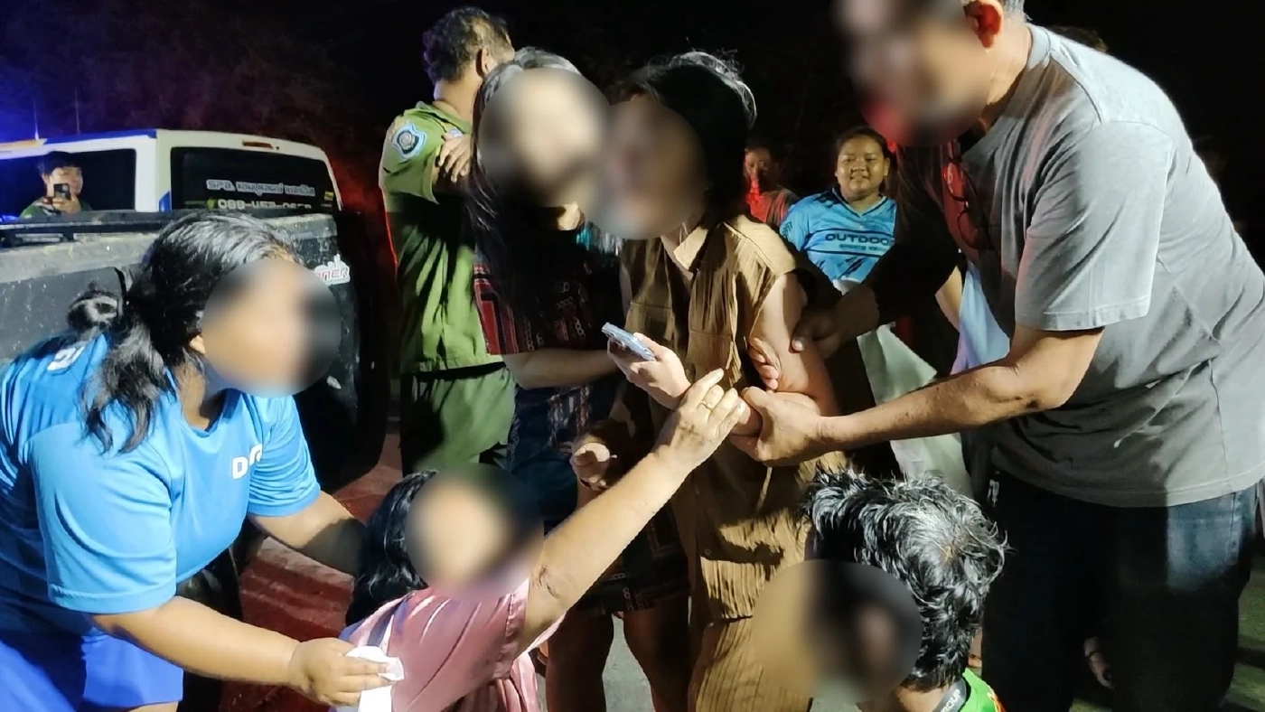 ปลัดหญิงช็อก! ร่ำไห้โผกอดร่างสัสดีลูกชายจนเป็นลม หลังขับปิกอัพพุ่งตกคลอง