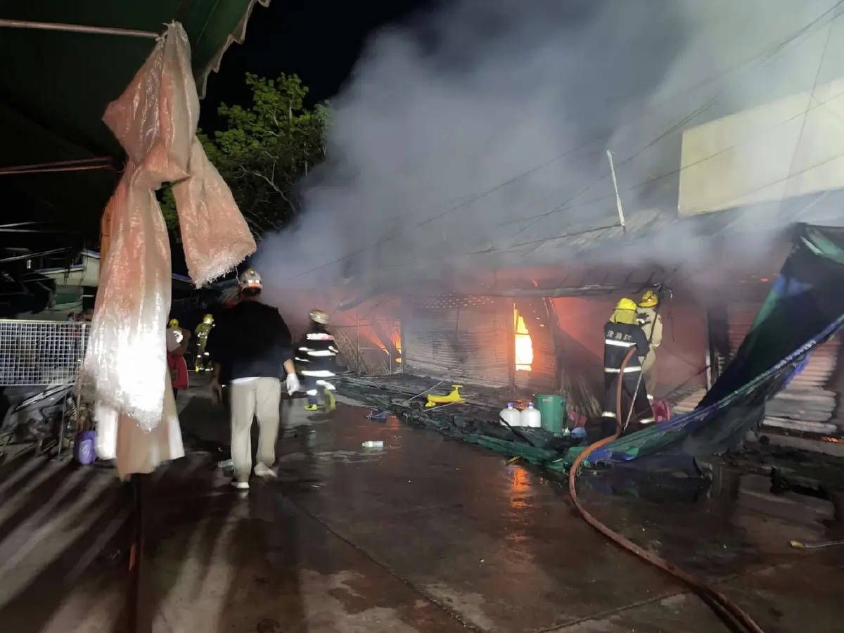 ระทึกกลางดึก! ไฟไหม้ตลาดโรงเกลือ พิกัดประตู2 วอดกว่า 40–50 ห้อง