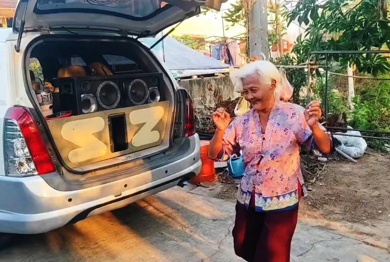 เปิดคลิปคุณยายขาแดนซ์! โซเชียลตะลึง วัยใกล้ 80 ยังแดนซ์กระจาย