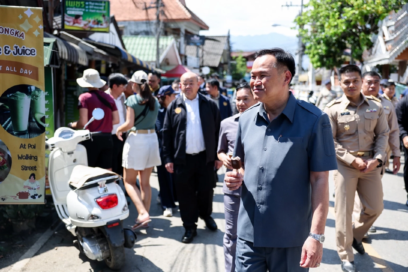 "อนุทิน-ทูตอิสราเอล” ตรวจถนนคนเดิน​ อ.ปาย ทำความเข้าใจในพื้นที่